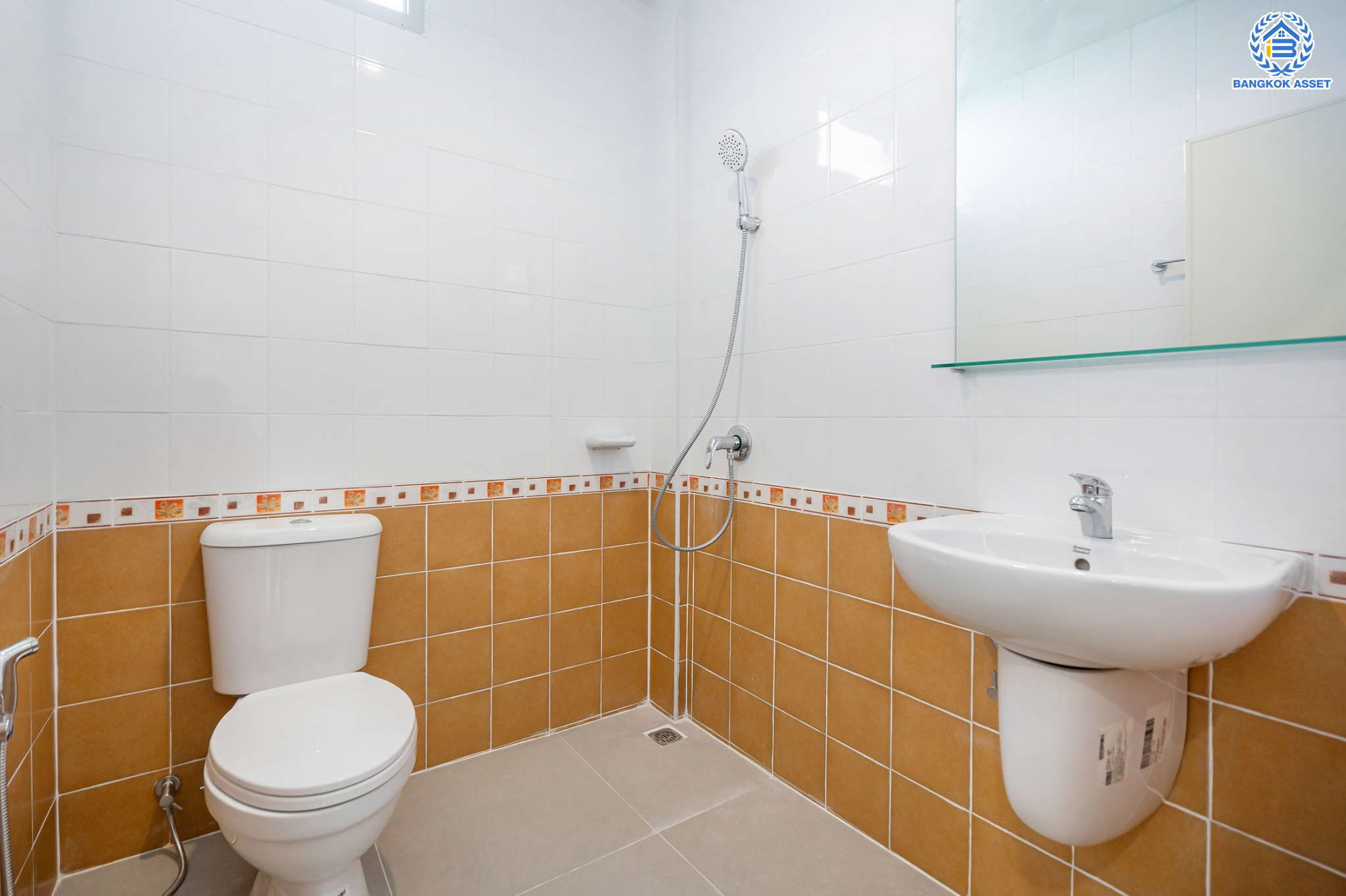 บ้านมือสองตกแต่งใหม่ ม.โรยัลสายไหมวิลเลจ สายไหม ทาวน์โฮม 3 ชั้น เนื้อที่ 20 ตร.ว. ฟังก์ชัน 3 ห้องนอน 4 ห้องน้ำ จอดรถได้ 1 คัน บนทำเลเชื่อมต่อหลายเส้นทาง ถ.รามอินทรา, ถ.สายไหม, ถ.พหลโยธิน, ถ.ลำลูกกา, ถ.สุขาภิบาล5 ใกล้สนามบินดอนเมือง ทางด่วน "รามอินทรา" และรถไฟฟ้าสายสีเขียว "สถานีแยกคปอ."